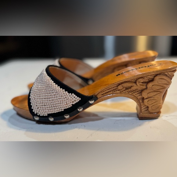 Crafts Hawaii Women's Off-White Beading W/ Black Trim Carved Wooden Clogs Size 6 - Picture 6 of 13